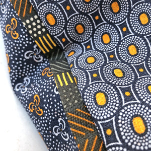 Hundekissen rund im Ethno-Stil aus afrikanischem Stoff in Blau und Gelb für große Hunde