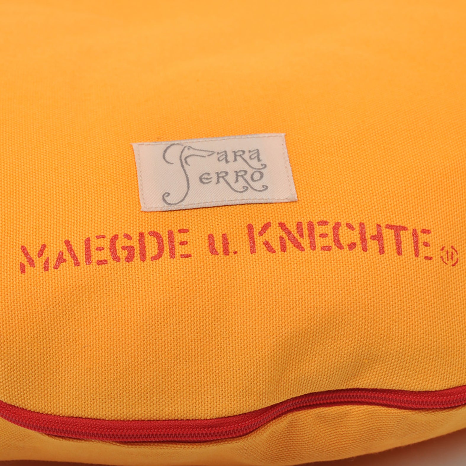 Rundes Hundekissen aus Baumwolle in Orange mit roter Schrift Ich darf das von Maegde u. Knechte für kleine Hunde