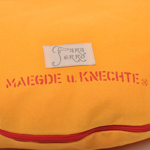 Rundes Hundekissen aus Baumwolle in Orange mit roter Schrift Ich darf das von Maegde u. Knechte für kleine Hunde