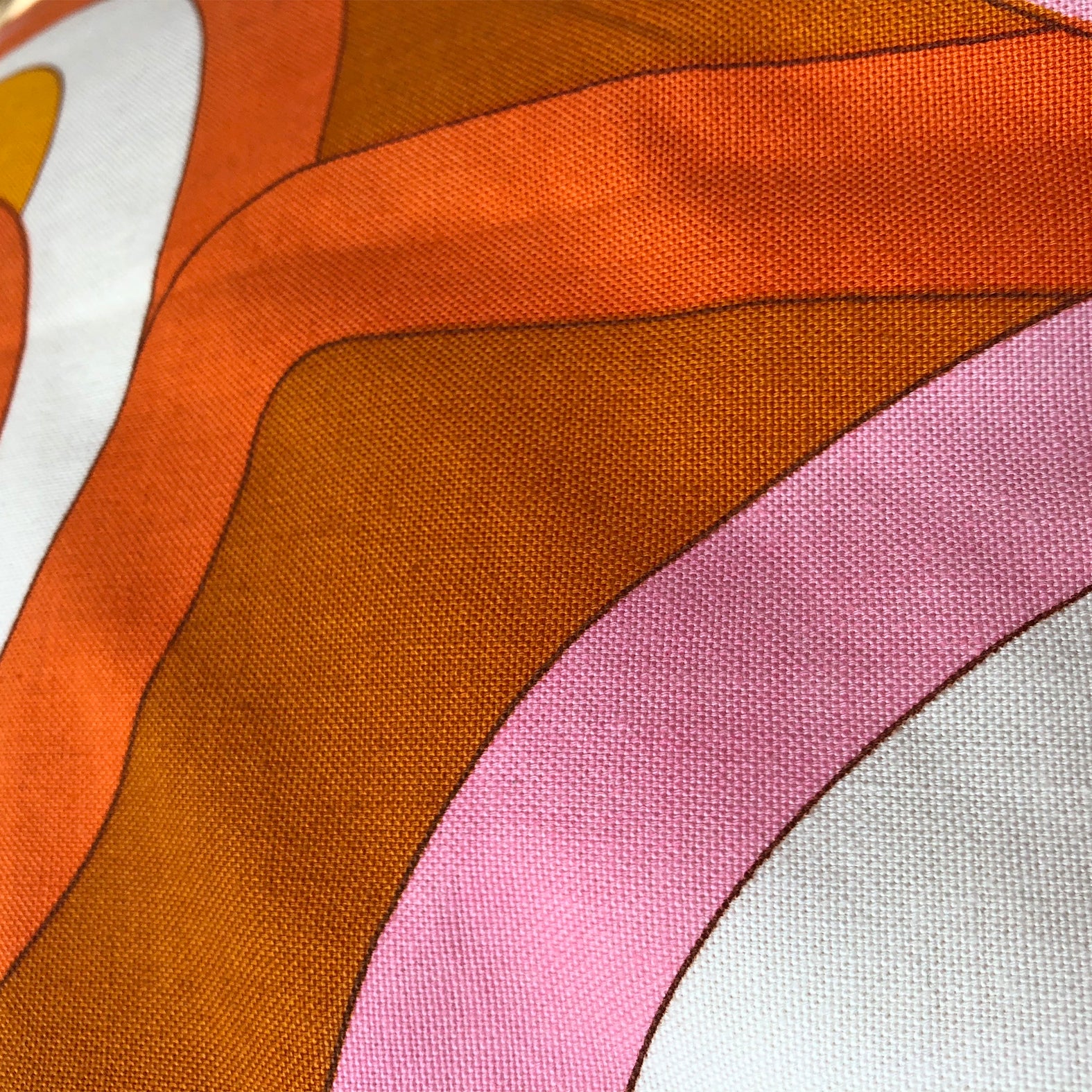 Hundebett rund aus Vintagestoff 70er Retro Muster in Orange, Braun und Pink für große Hunde