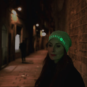 Frau trägt graue Beanie Mütze mit reflektierendem Aufdruck Gassigang bei Nacht