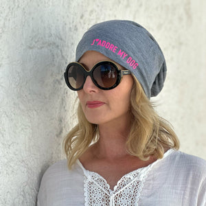 Frau mit hellgrauer Beanie Mütze mit Neon Aufdruck J'adore my dog, Tragebild