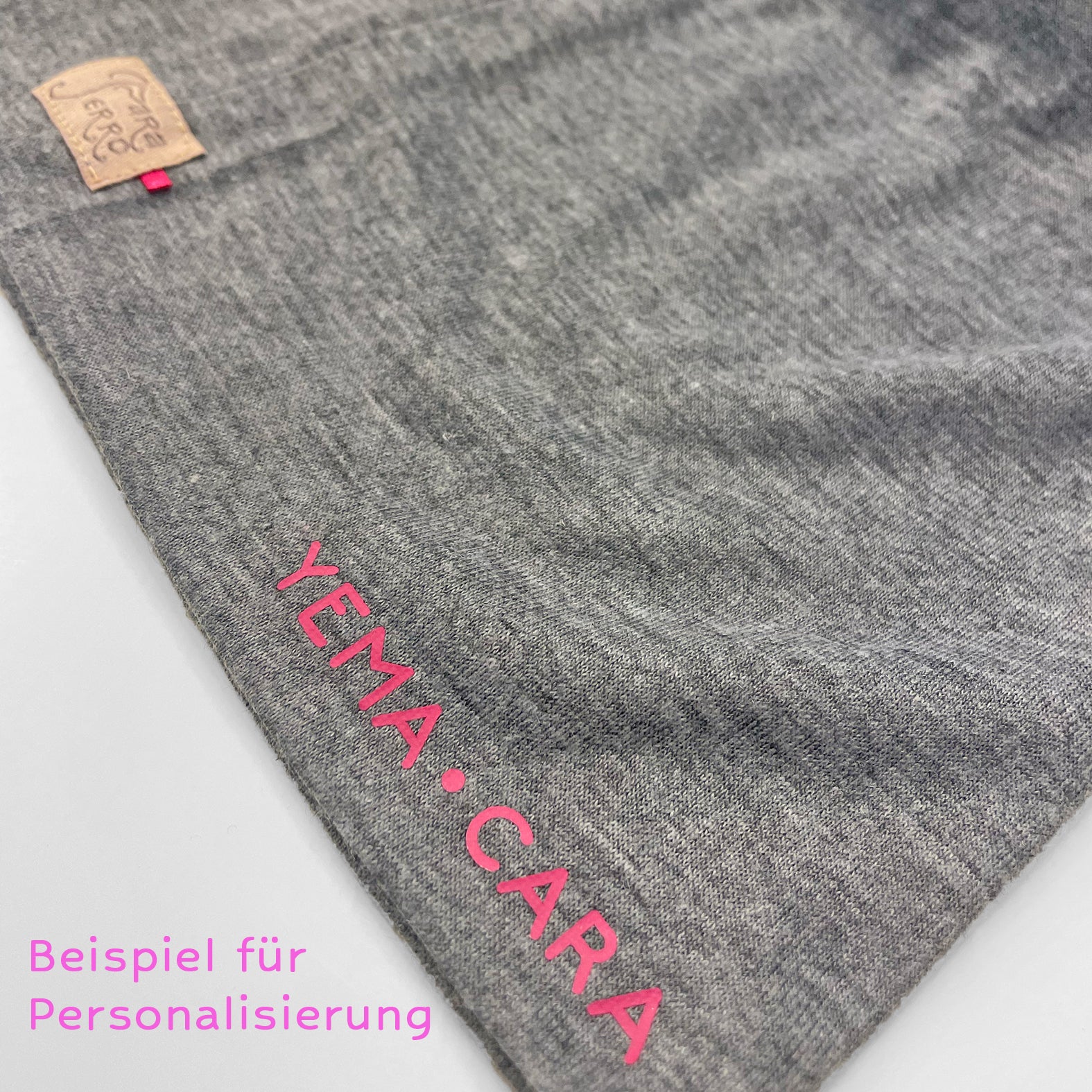 Hellgrau Beanie Mütze mit Aufdruck Dogmom in Pink, Detailansicht mit Hundenamen