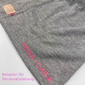 Hellgrau Beanie Mütze mit Aufdruck Dogmom in Pink, Detailansicht mit Hundenamen