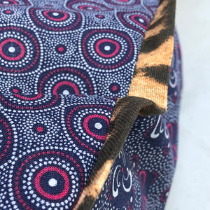 Rundes Hundekissen im Ethno-Stil aus Afrika-Stoff und Leoparden für große Hunde