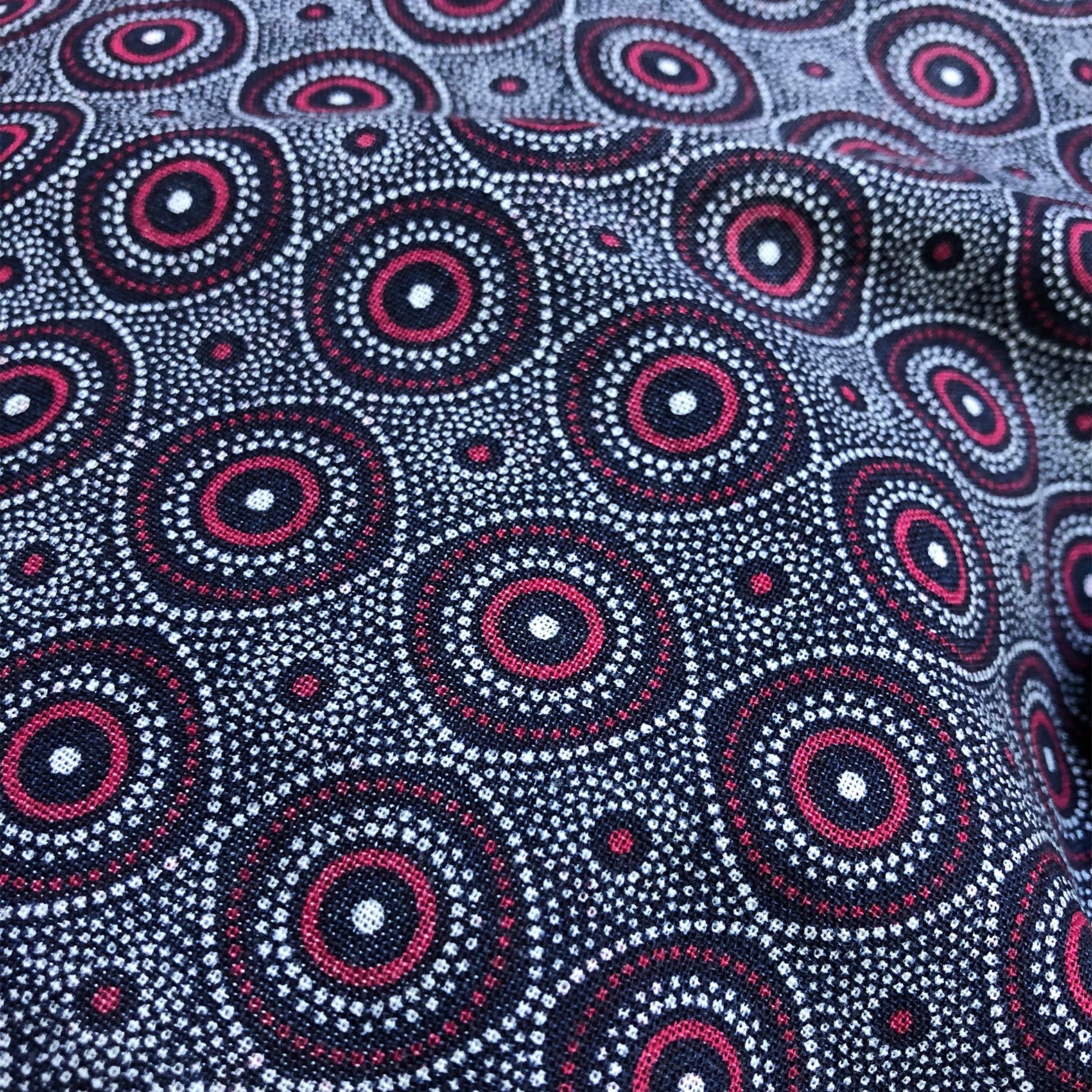 Hundebett rund im Ethno-Stil, Stoff aus Afrika und Leoparden-Paspel in Blau, Rot und Weiß für große Hunde
