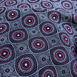 Hundebett rund im Ethno-Stil, Stoff aus Afrika und Leoparden-Paspel in Blau, Rot und Weiß für große Hunde