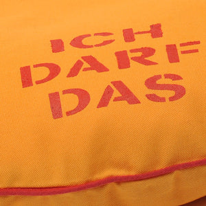 Hundebett rund Orange mit roter Schrift Ich darf das von Maegde u. Knechte für kleinsthunde aus Baumwolle
