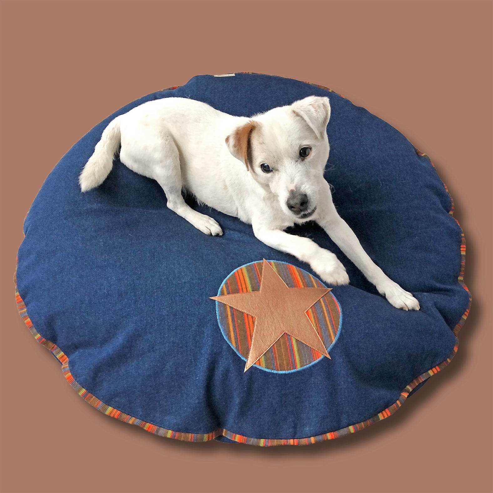 Hundebett rund aus Jeansstoff Dunkelblau mit Stern aus veganem Leder in Kupfer und Cord für kleine bis mittelgroße Hunde wie Terrier