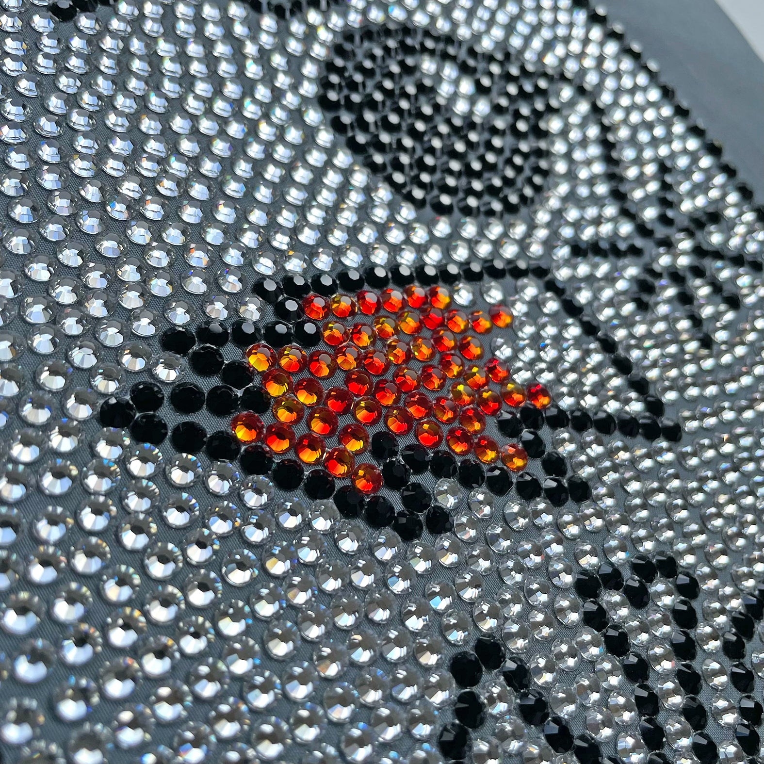 Rundes Hundekissen in Grau mit großem Comic aus Luxus-Strass von Swarovski - für mittelgroße Hunde