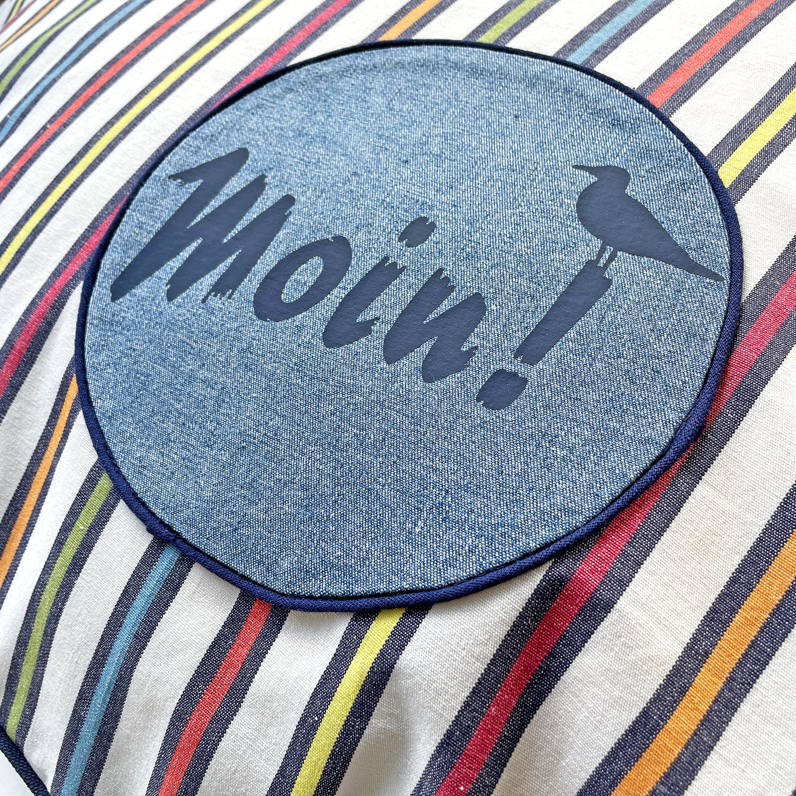 Hundekissen rund bunte Streifen und Jeans mit Aufdruck Moin und einer Möwe für mittelgroße Hunde