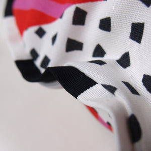 Hundebett rund Grau mit Pink und Rot Retromuster mit schwarz-weißer Paspel für mittelgroße Hunde