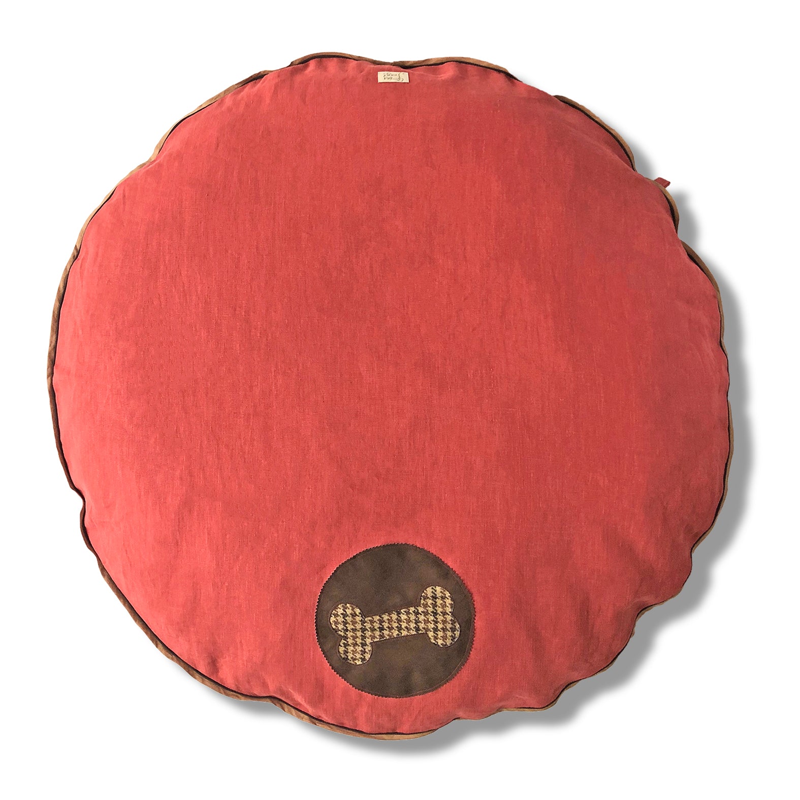 Hundebett rund in himbeerrot mit Applikation aus veganem Wildleder und Harris Tweed als Knochen für den großen Hund