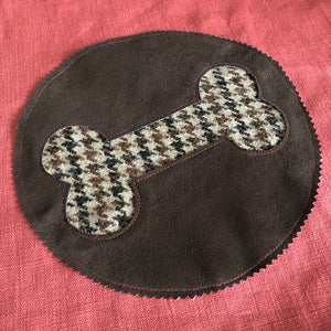 Hundebett rund in himbeerrot mit Applikation aus Harris Tweed in Form eines Knochen für den großen Hund