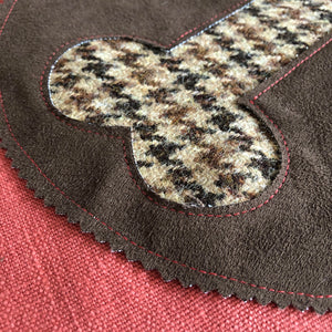 Hundebett rund in himbeerrot mit Knochen Applikation aus Harris Tweed für große Hunde