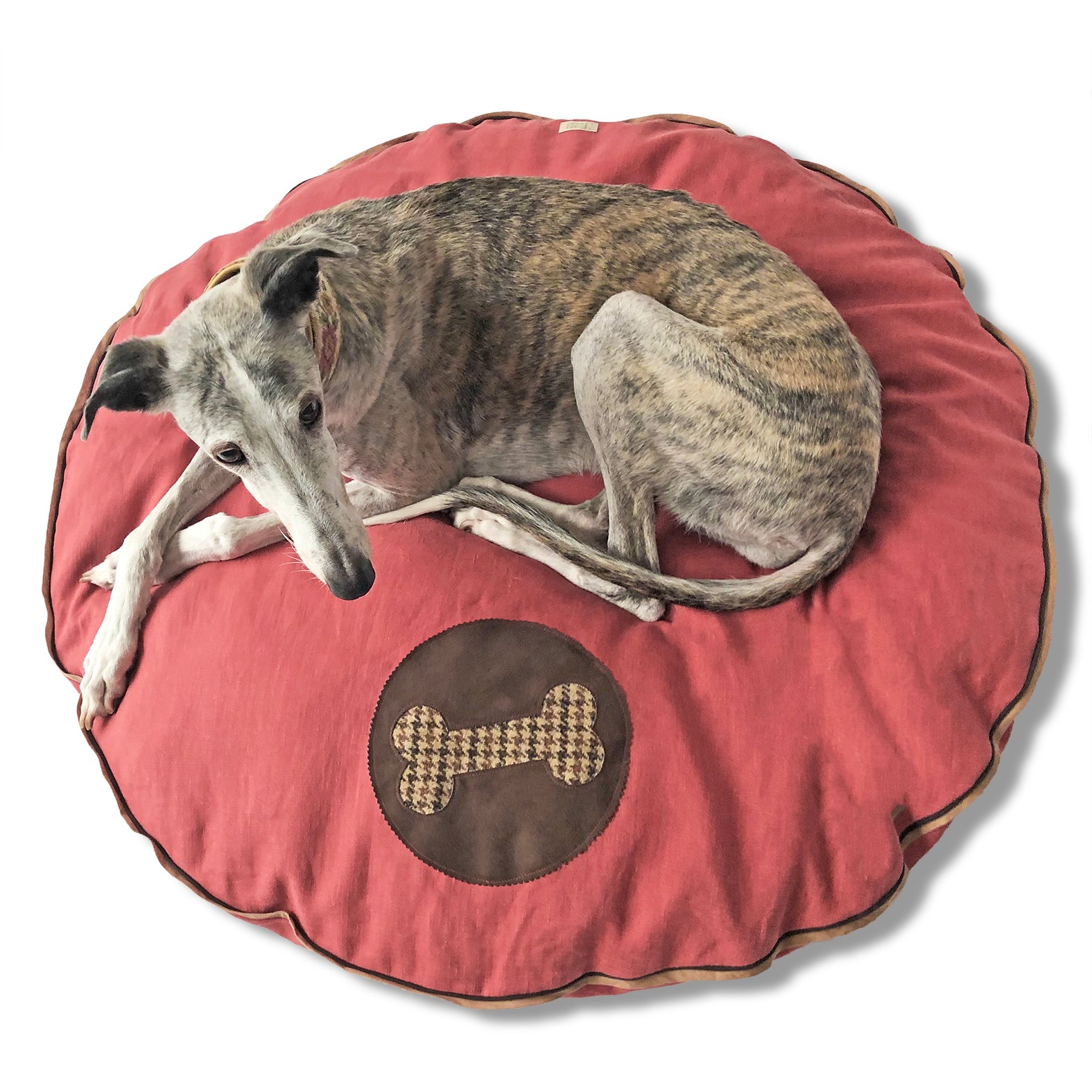 Hundebett rund in himbeerrot mit Applikation aus Harris Tweed als Knochen für große Hunde wie Windhunde