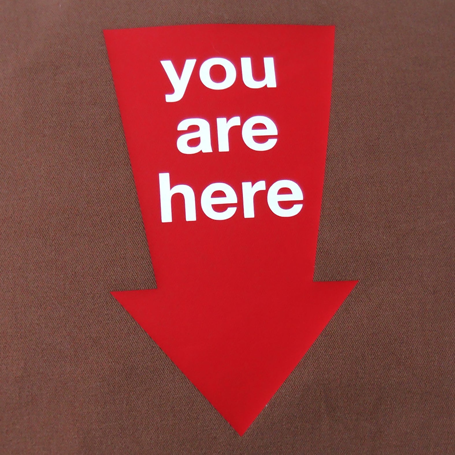 Hundebett rund Hundekissen braun Baumwolle mit Aufdruck Pfeil Spruch You are here - für kleine bis mittlere Hunde