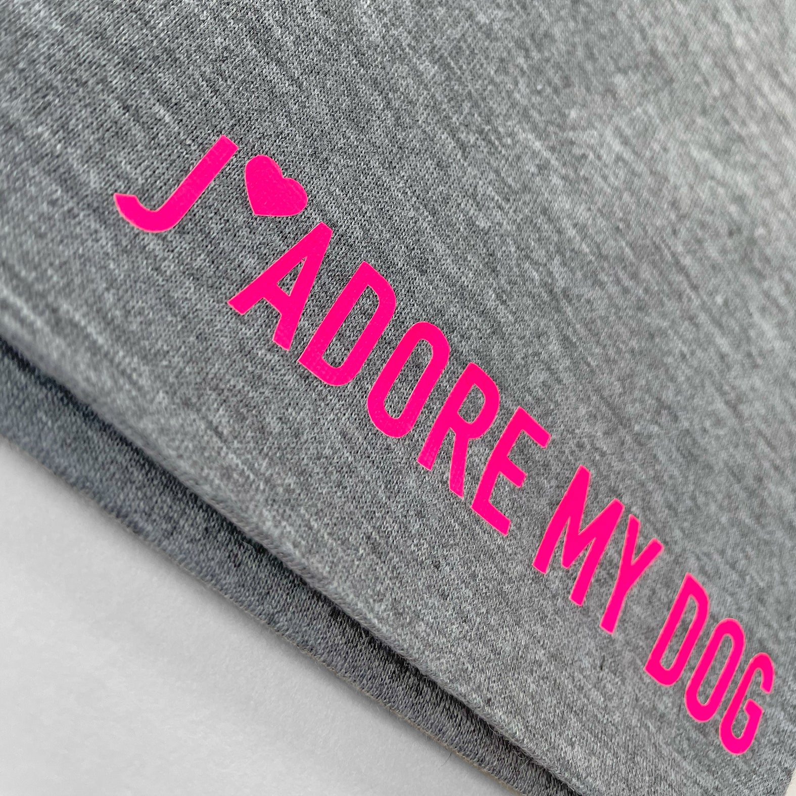 Hellgraue Beanie Mütze mit Neon Aufdruck J'adore my dog, Nahaufnahme