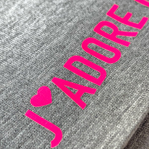 Hellgraue Beanie Mütze mit Neon Aufdruck J'adore my dog, Nahaufnahme des Aufdrucks