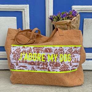 Mittelbrauner Shopper Strandtasche Einkaufstasche aus Naturmaterial Veganes Leder mit Toile de Jouy Bedruckt mit Windhunden und Neonaufdruck sowie Taschenbaumler