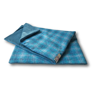 Hundedecke Hundeliegedecke aus Harris Tweed für das Auto als Liegedecke oder für das Sofa den Restaurantbesuch, damit der Hund immer dabei ist. Hundedecke in Türkis mit Cord.