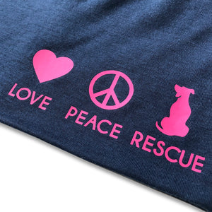 Dunkelblaue Beanie Mütze aus Jersey mit Aufdruck in Altrosa Love Peace Rescue, Tierschutz-Produkt